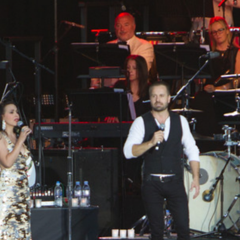 Kathy Rockhill accompanies Alfie Boe on the piano